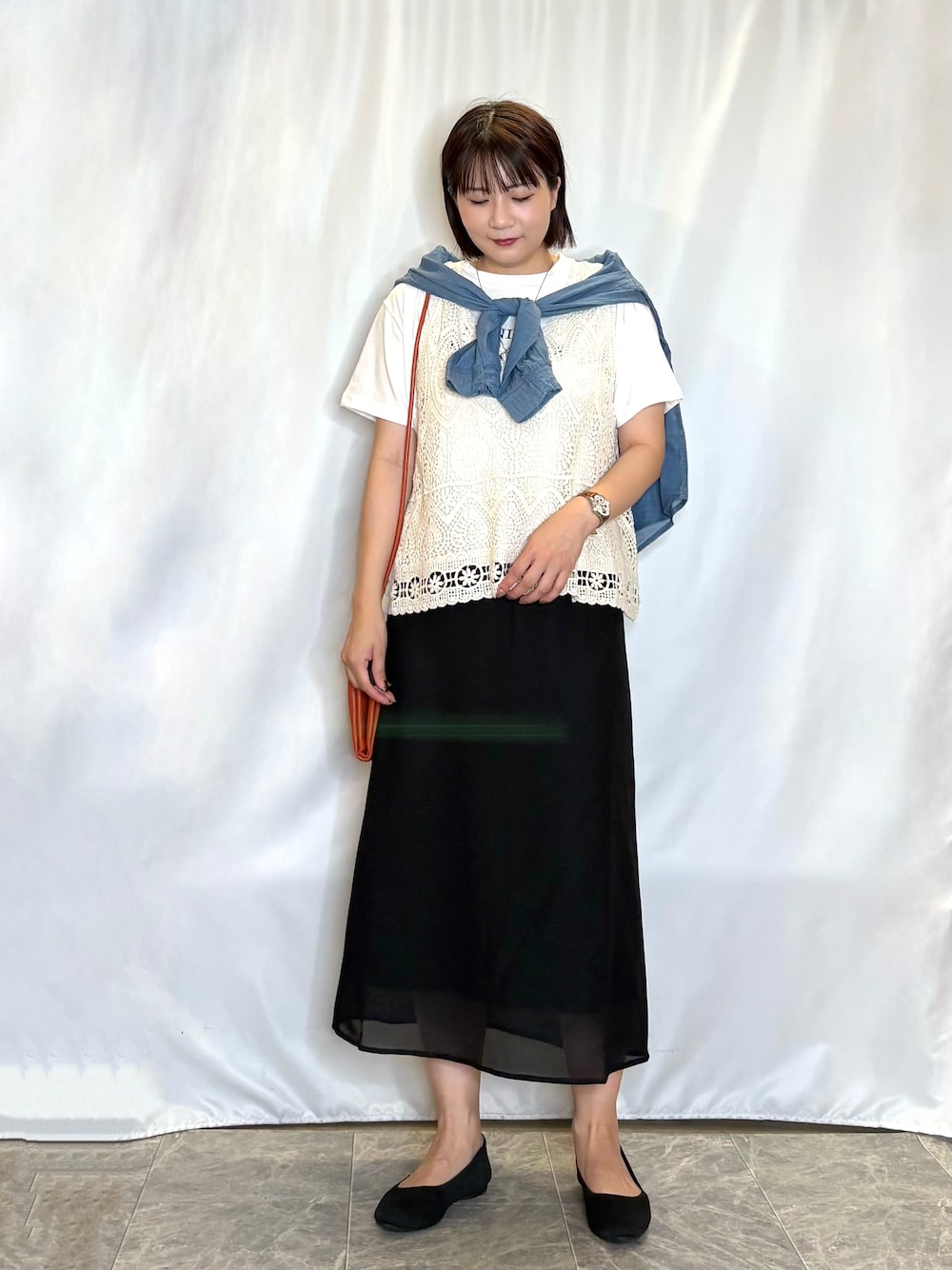 ブルー系のシャツ/ブラウス、ブラック系のスカート、ブラック系のパンプスを着用したレディースの夏コーディネートの1枚目の写真
