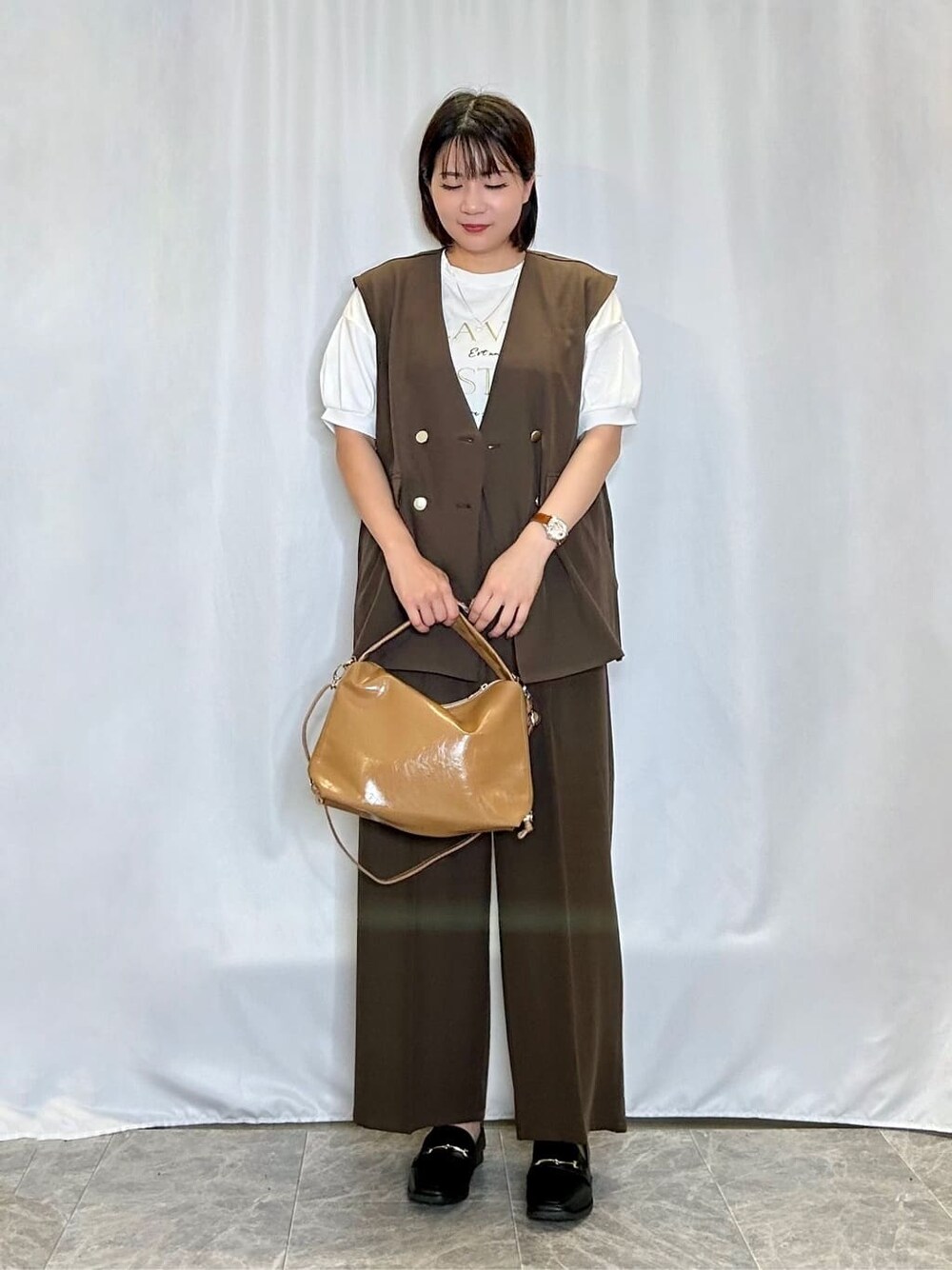 ブラウン系のベスト、ホワイト系のTシャツ/カットソー、ブラウン系のその他パンツを着用したレディースの夏コーディネートの1枚目の写真