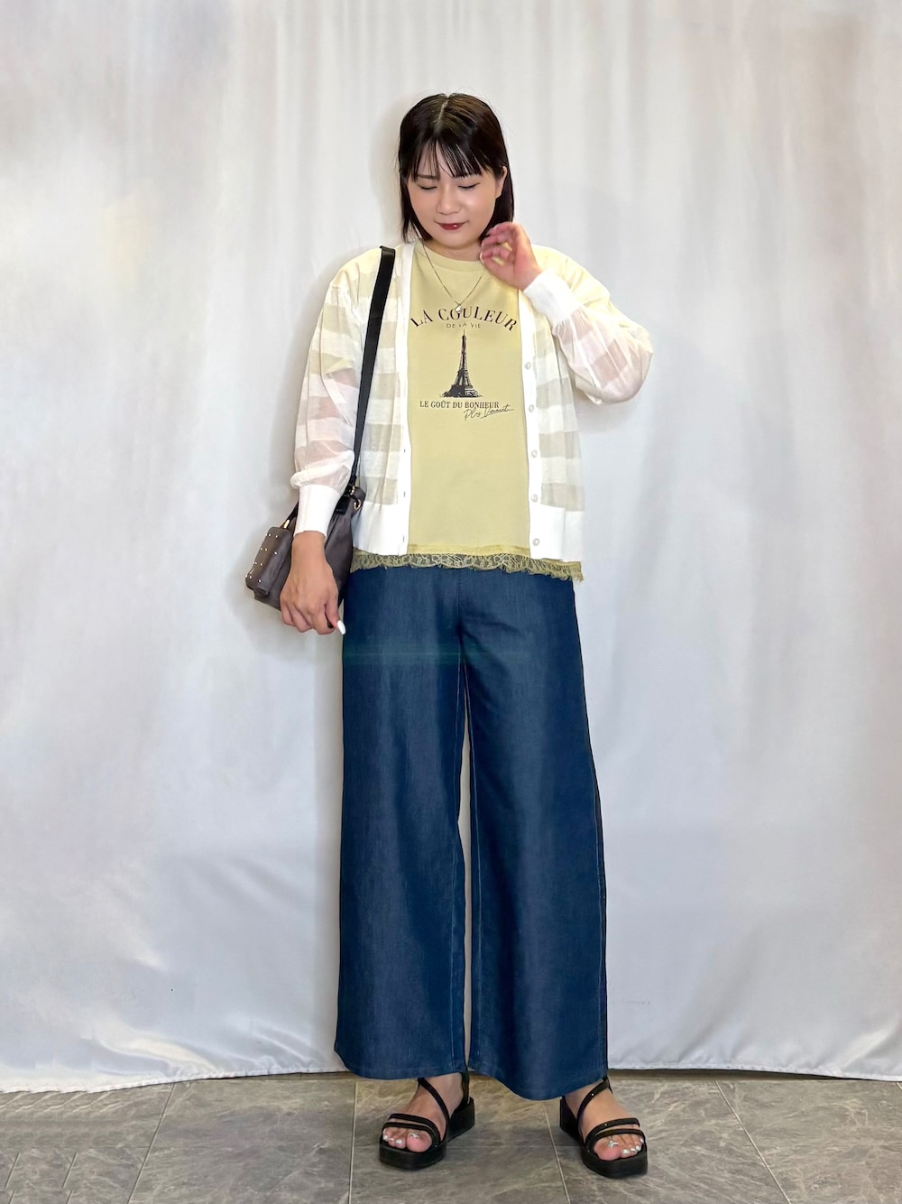 ホワイト系のカーディガン/ボレロ、イエロー系のTシャツ/カットソー、ブルー系のデニムパンツを着用したレディースの夏コーディネートの1枚目の写真