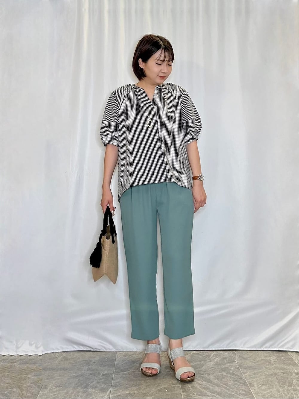 ブラック系のシャツ/ブラウス、グリーン系のその他パンツ、シルバー系のサンダルを着用したレディースの夏コーディネートの1枚目の写真