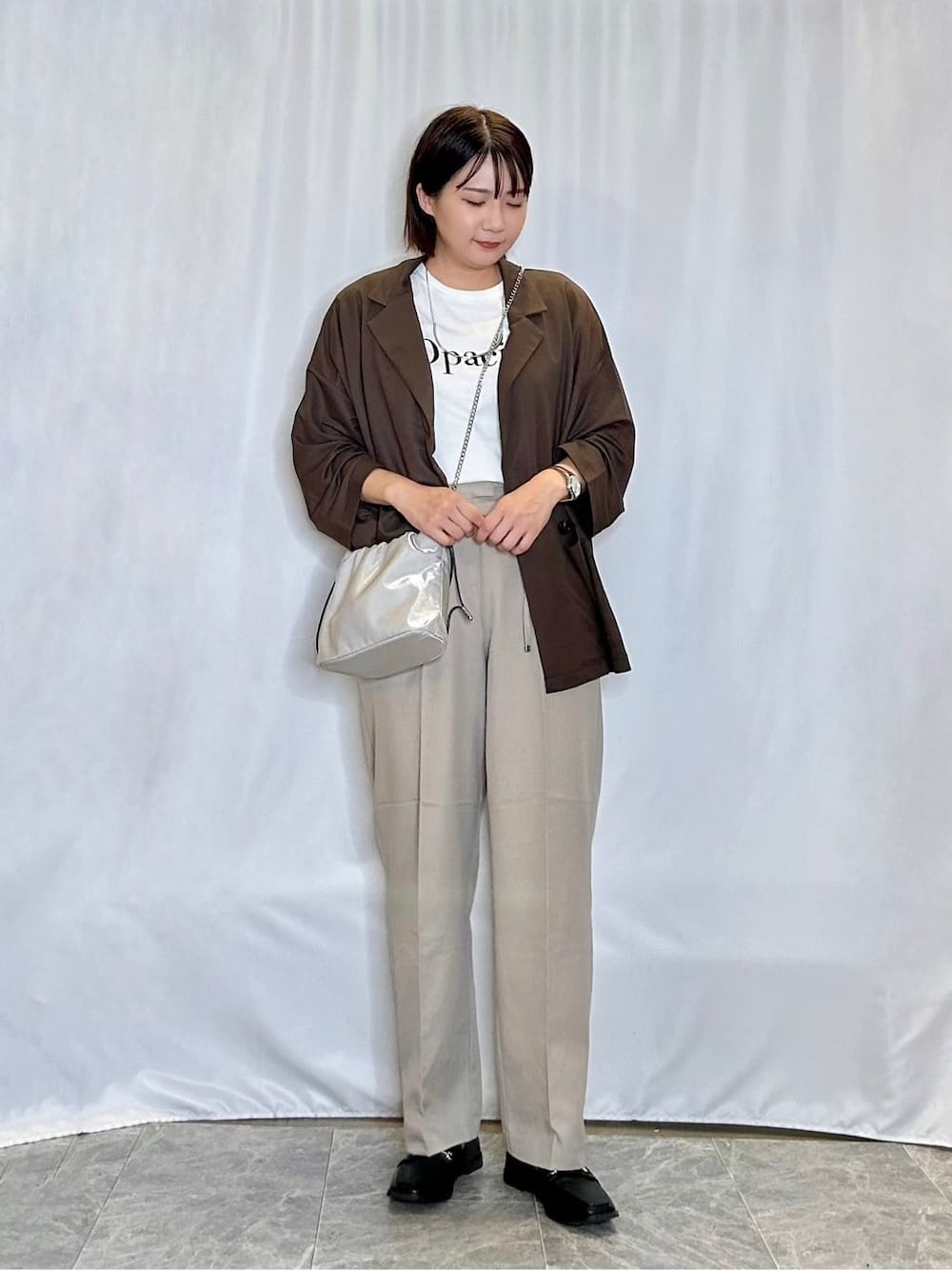 ブラウン系のテーラードジャケット、ホワイト系のTシャツ/カットソー、ベージュ系のその他パンツを着用したレディースの秋コーディネートの1枚目の写真