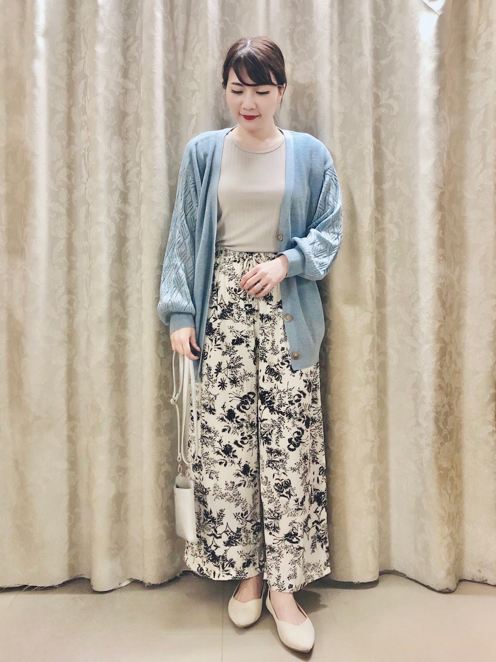 「カジュアル、ブルー、ワイドパンツ、ラフ、大人コーデ、パンツスタイル、リラックススタイル、春コーデ、シューラルー、いいね、save、フォローお願いします🤑」｜「Cutie Blondeの【体型カバーもできる】透かし編みスリーブ Vネックカーディガン（カーディガン/ボレロ、ブルー系）」を使った、ネリさん（レディース・162cm）の春コーディネートの1枚目の写真