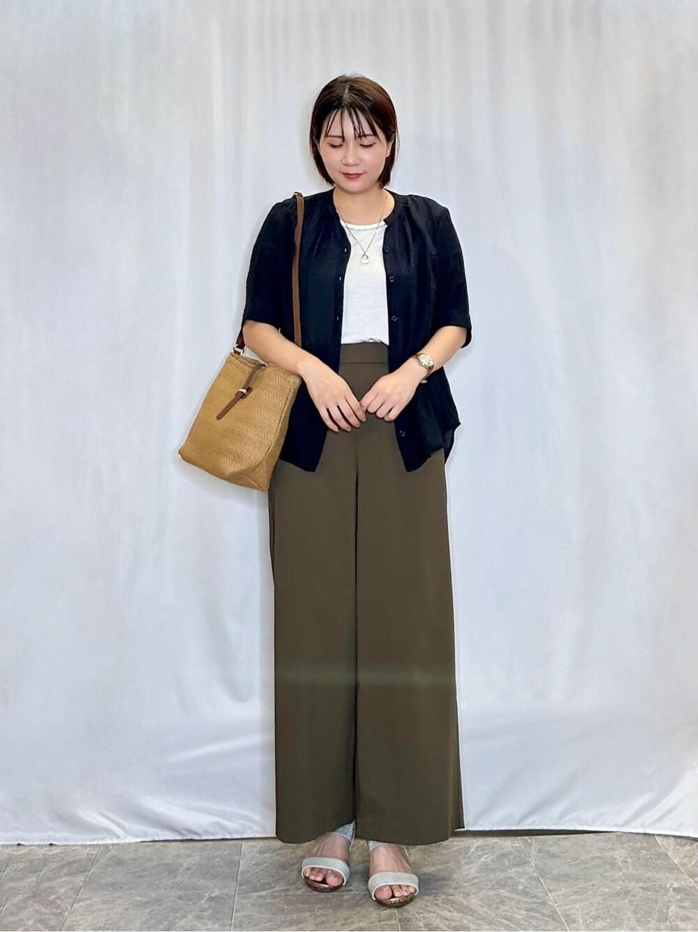 ブルー系のシャツ/ブラウス、グリーン系のその他パンツ、シルバー系のサンダルを着用したレディースの夏コーディネートの1枚目の写真