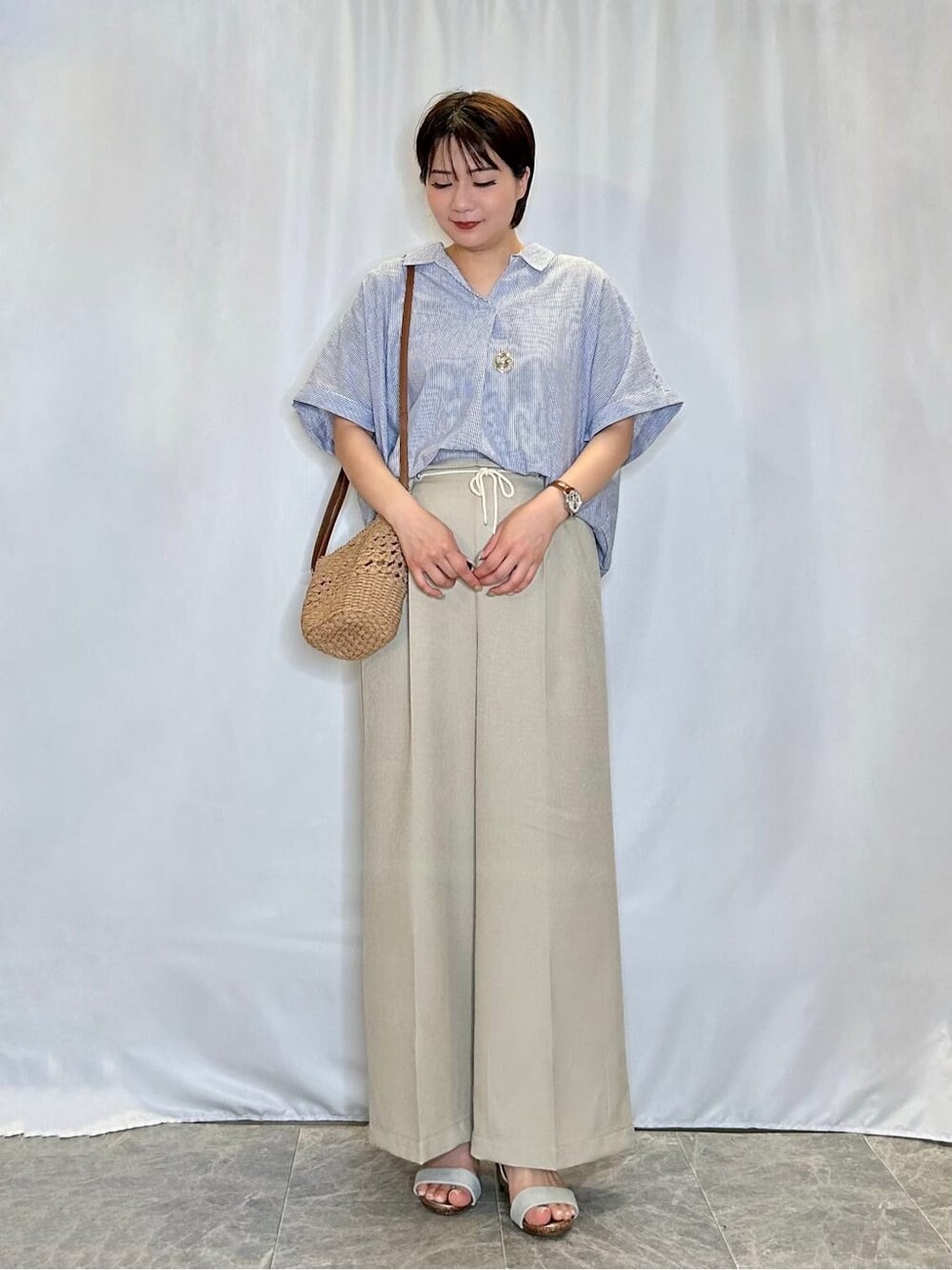 ブルー系のシャツ/ブラウス、ベージュ系のその他パンツ、シルバー系のサンダルを着用したレディースの夏コーディネートの1枚目の写真