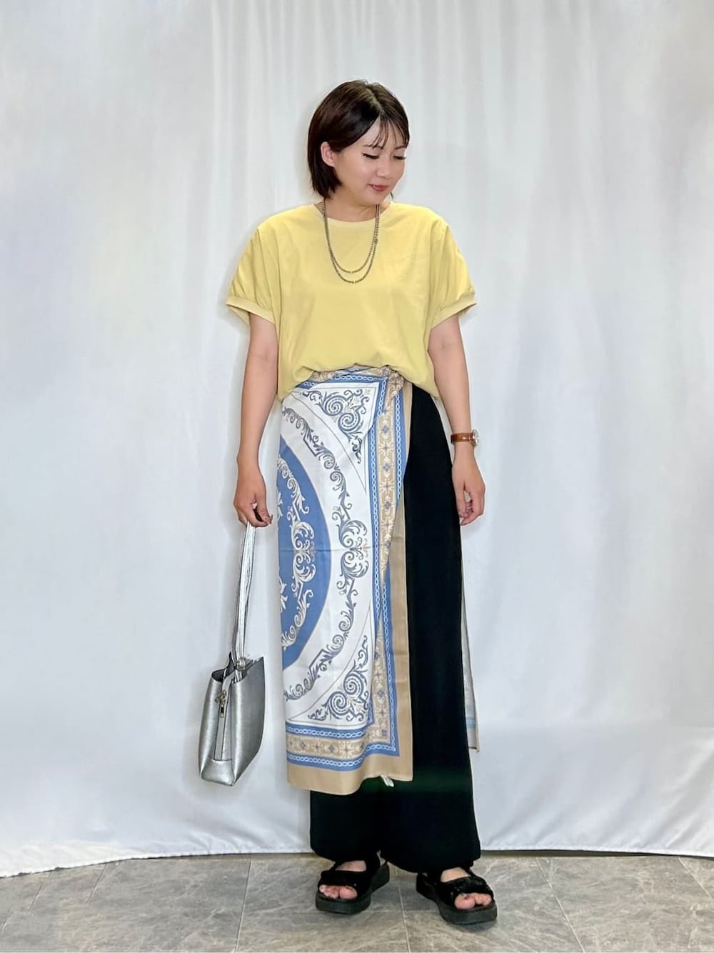 イエロー系のシャツ/ブラウス、ブラック系のその他パンツ、ブラック系のサンダルを着用したレディースの夏コーディネートの1枚目の写真