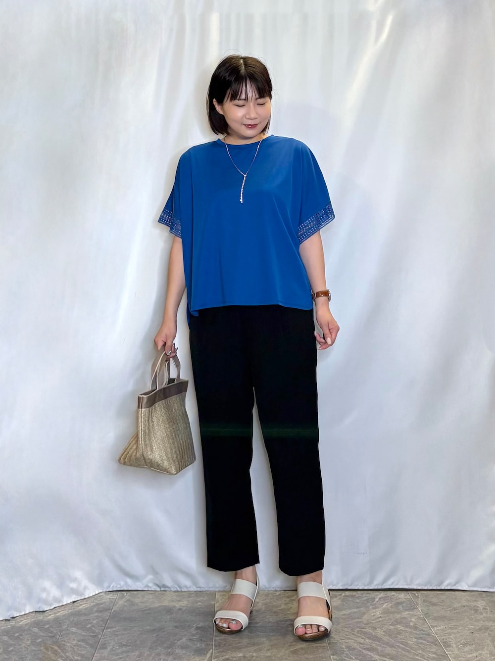 ブルー系のTシャツ/カットソー、ブラック系のその他パンツ、ホワイト系のサンダルを着用したレディースの夏コーディネートの1枚目の写真