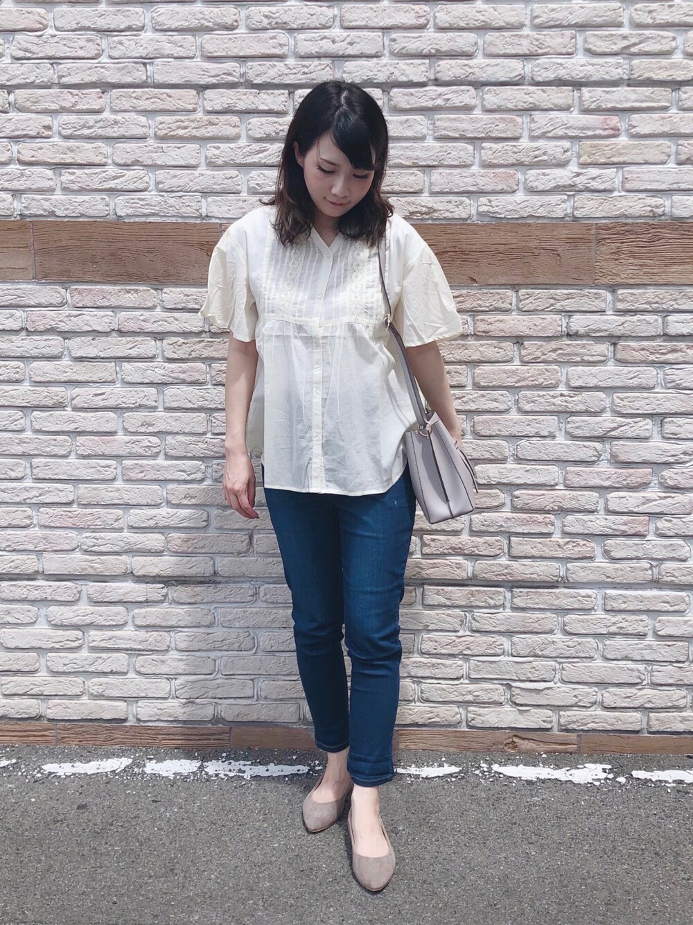 ホワイト系のシャツ/ブラウス、ブルー系のその他パンツ、ベージュ系のその他シューズを着用したレディースの夏コーディネートの1枚目の写真