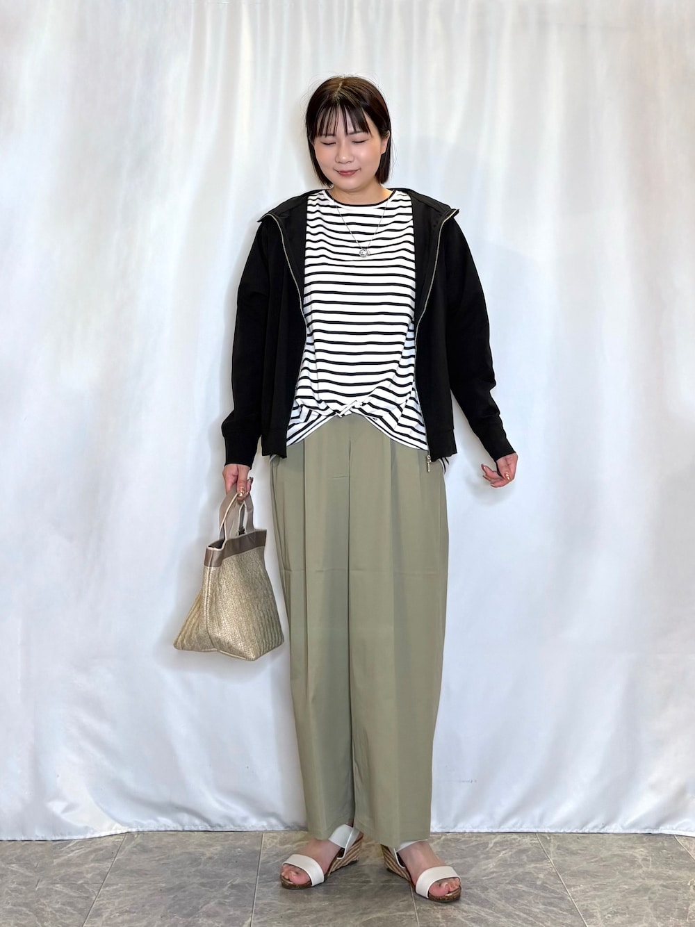 ブラック系のパーカー、ホワイト系のTシャツ/カットソー、グリーン系のその他パンツを着用したレディースの夏コーディネートの1枚目の写真