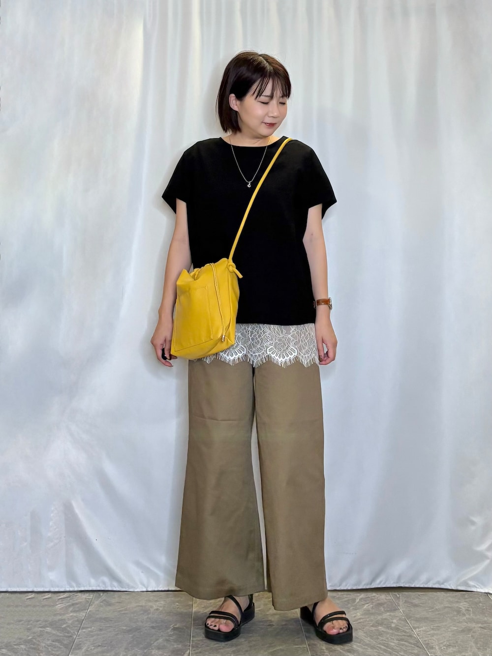 ブラック系のTシャツ/カットソー、ホワイト系のタンクトップ、ベージュ系のその他パンツを着用したレディースの夏コーディネートの1枚目の写真