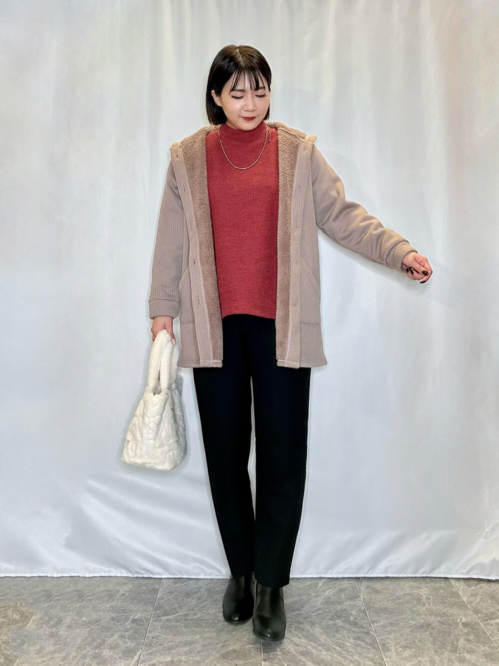 ベージュ系のトートバッグ、ブラック系のその他パンツ、ブラック系のブーツを着用したレディースの冬コーディネートの1枚目の写真