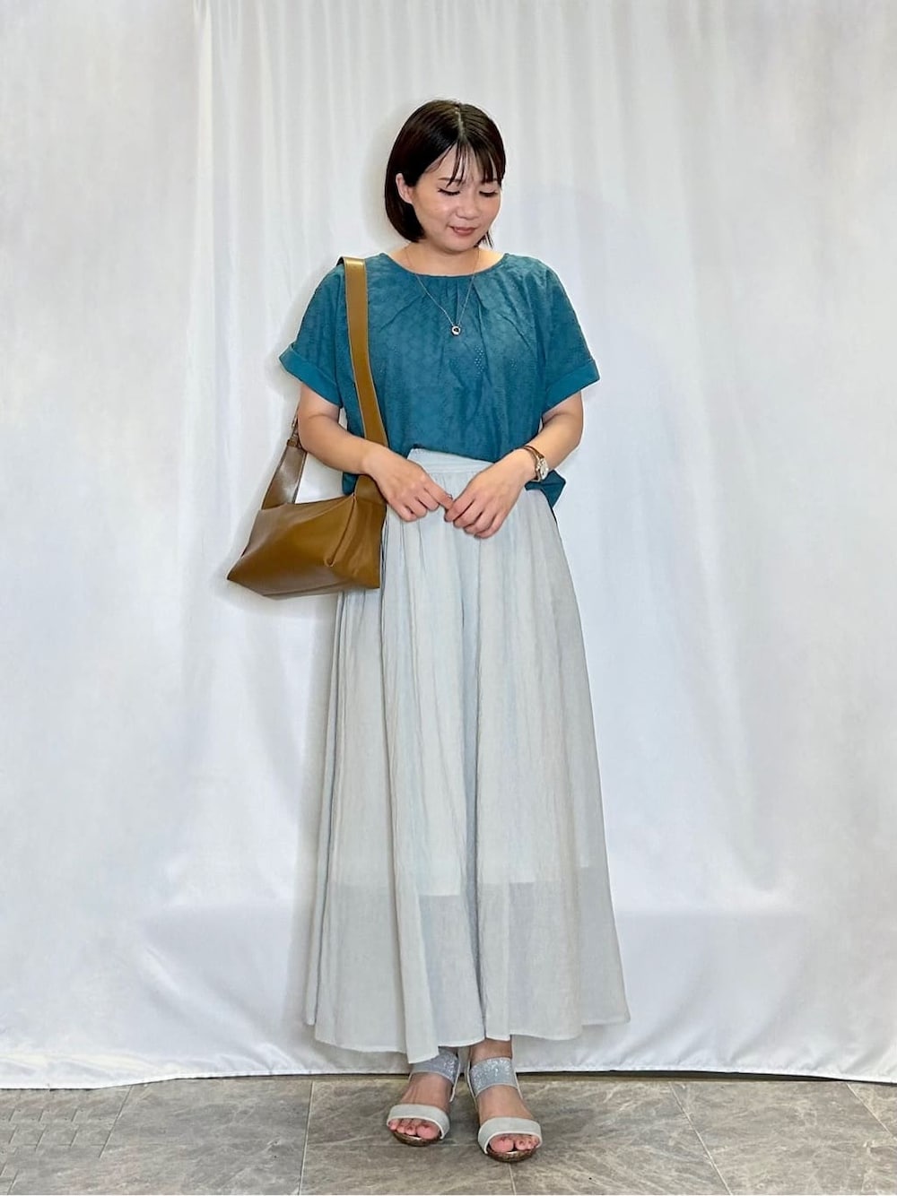 ブルー系のTシャツ/カットソー、グリーン系のその他パンツ、シルバー系のサンダルを着用したレディースの夏コーディネートの1枚目の写真