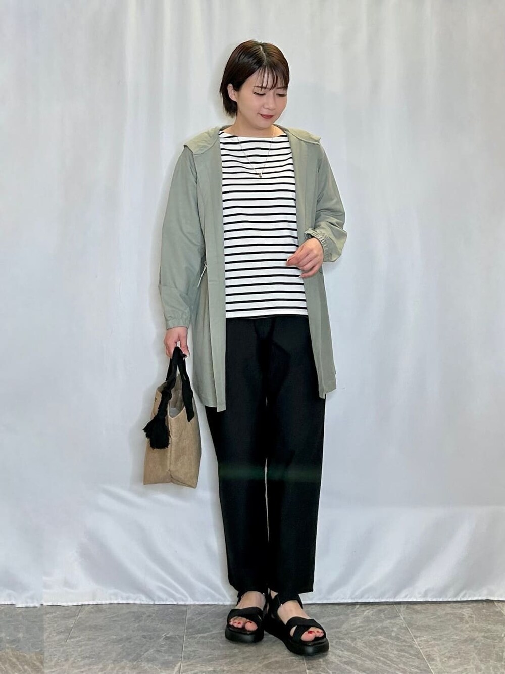 グリーン系のパーカー、ブラック系のTシャツ/カットソー、ブラック系のその他パンツを着用したレディースの春コーディネートの1枚目の写真