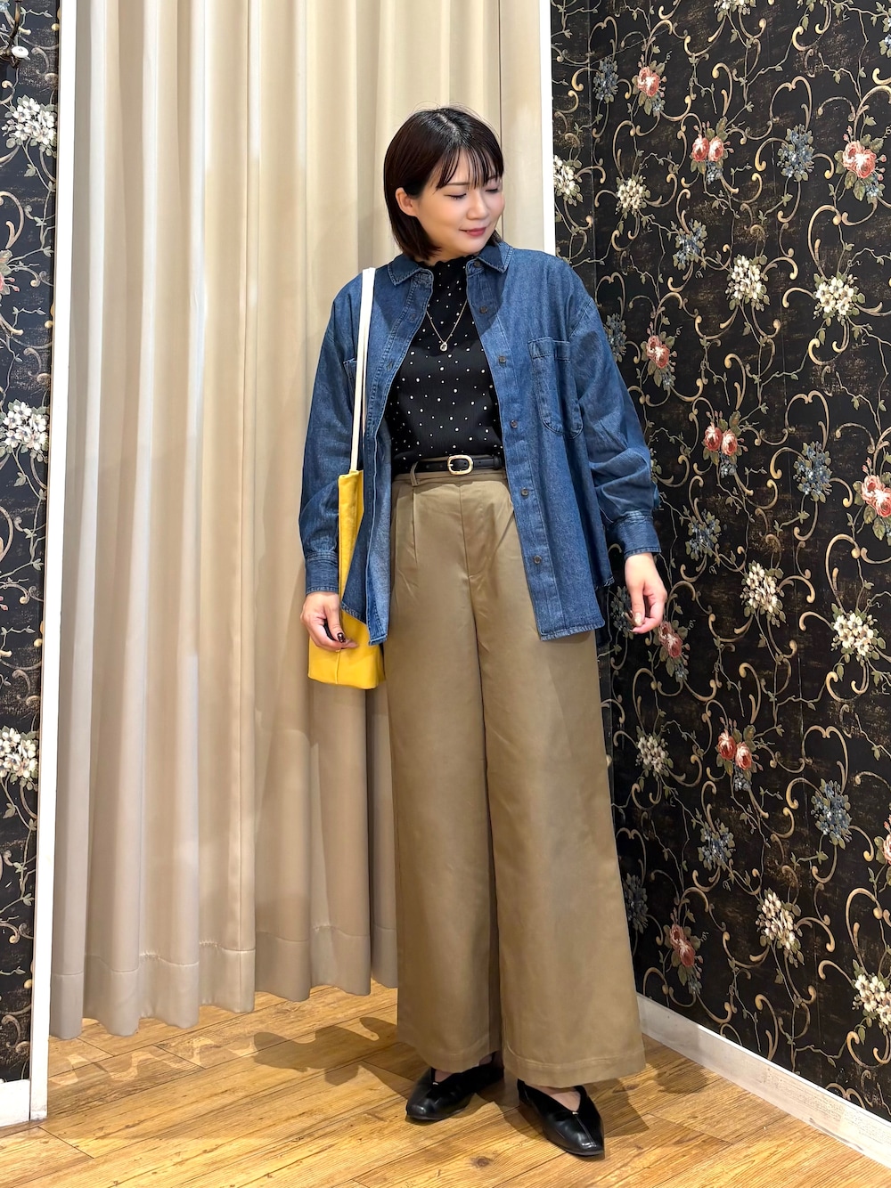 ブルー系のシャツ/ブラウス、ブラック系のTシャツ/カットソー、ベージュ系のその他パンツを着用したレディースの秋コーディネートの1枚目の写真