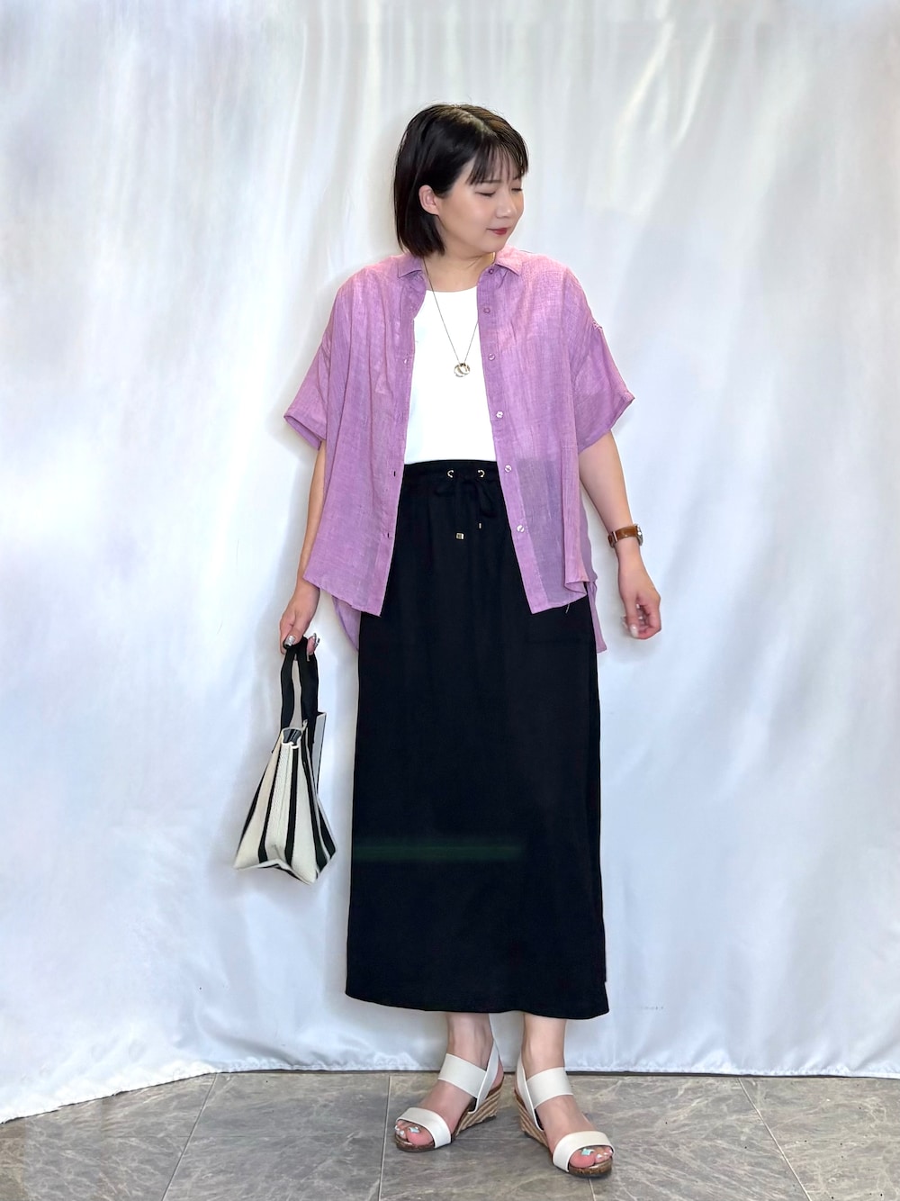 ピンク系のシャツ/ブラウス、ホワイト系のTシャツ/カットソー、ブラック系のスカートを着用したレディースの夏コーディネートの1枚目の写真