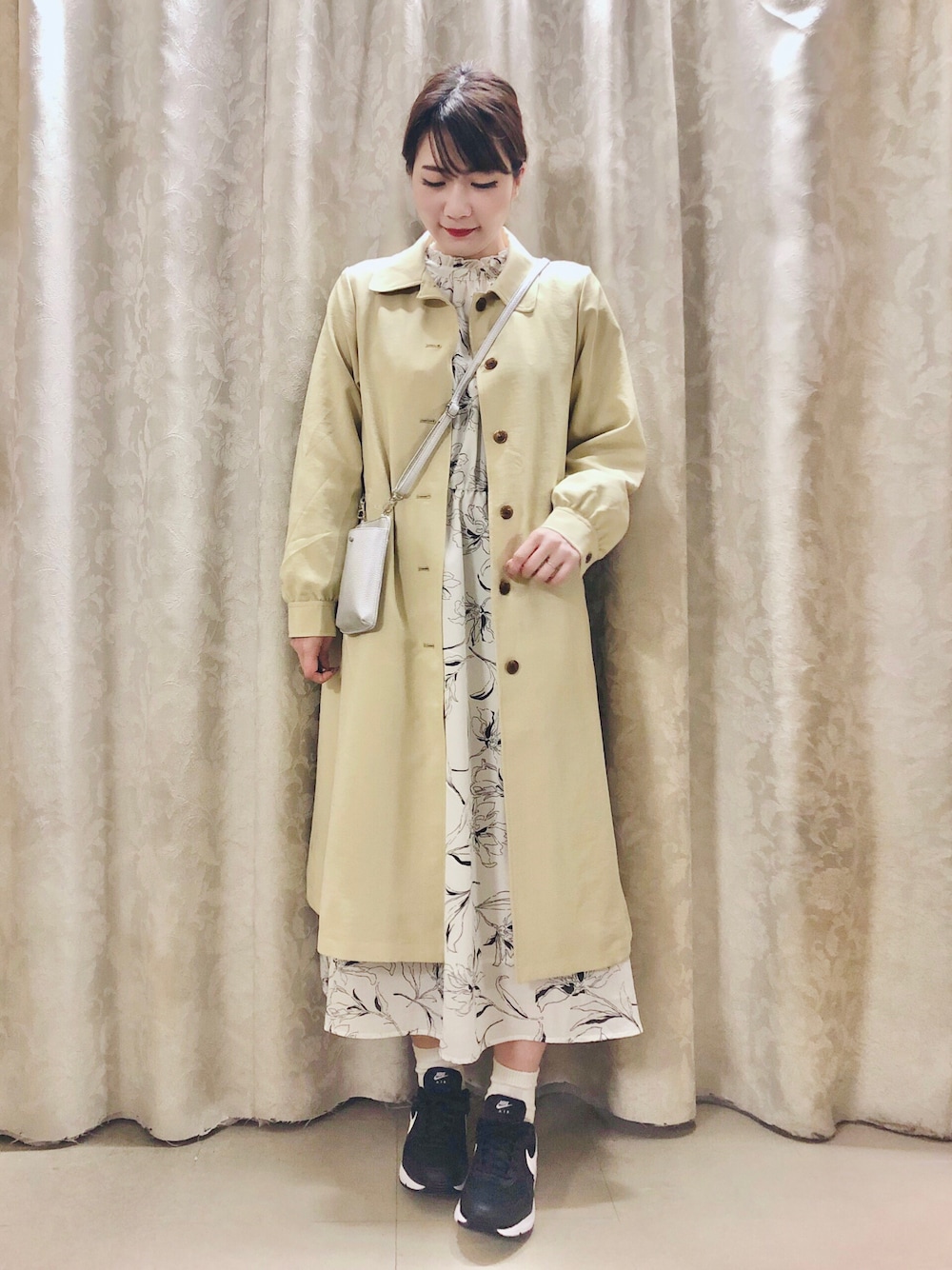 「イエロー、ナイキ、ナイキスニーカー、きれいめカジュアル、春、春色、春コーデ、花柄ワンピース、こなれ感、シューラルー」｜「DRESKIPのフラワー線画柄チビフリルワンピース（ワンピース、ホワイト系）」を使った、ネリさん（レディース・162cm）の冬コーディネートの1枚目の写真