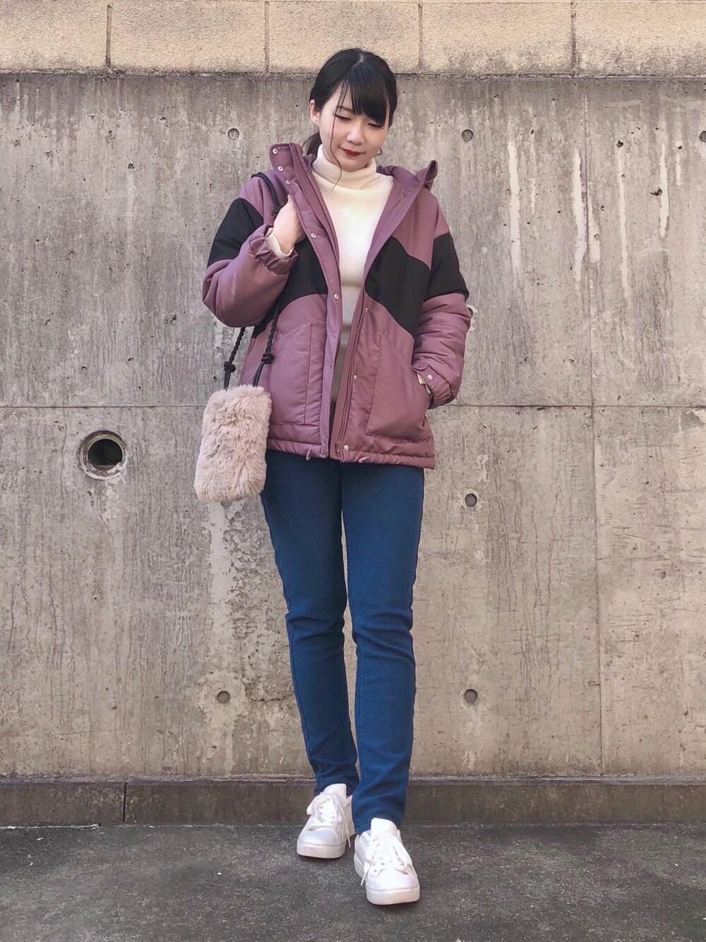 ベージュ系のショルダーバッグ、ブルー系のその他パンツ、ホワイト系のスニーカーを着用したレディースの冬コーディネートの1枚目の写真