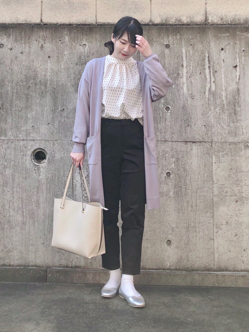 ブラック系のその他パンツ、ブルー系のカーディガン/ボレロ、シルバー系のその他シューズを着用したレディースの春コーディネートの1枚目の写真