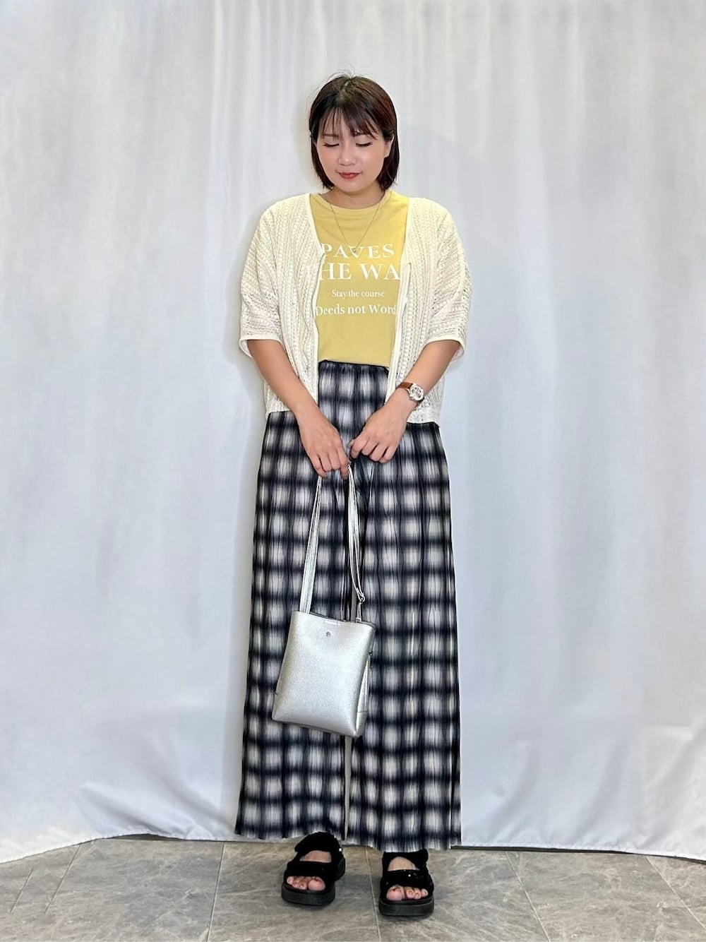 ホワイト系のブルゾン、イエロー系のTシャツ/カットソー、ブラック系のその他パンツを着用したレディースの夏コーディネートの1枚目の写真