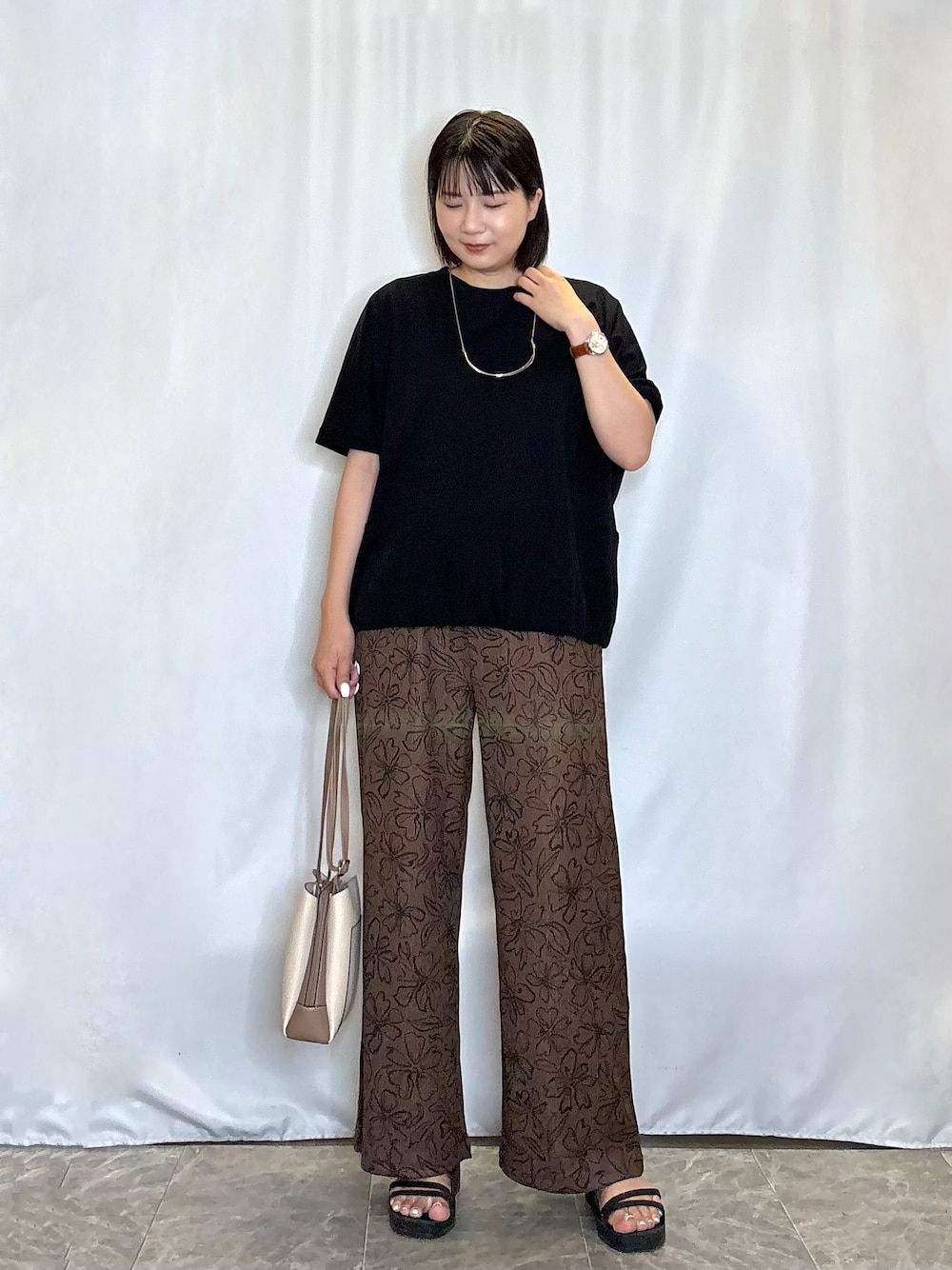ブラック系のTシャツ/カットソー、ブラウン系のその他パンツ、ブラック系のサンダルを着用したレディースの夏コーディネートの1枚目の写真