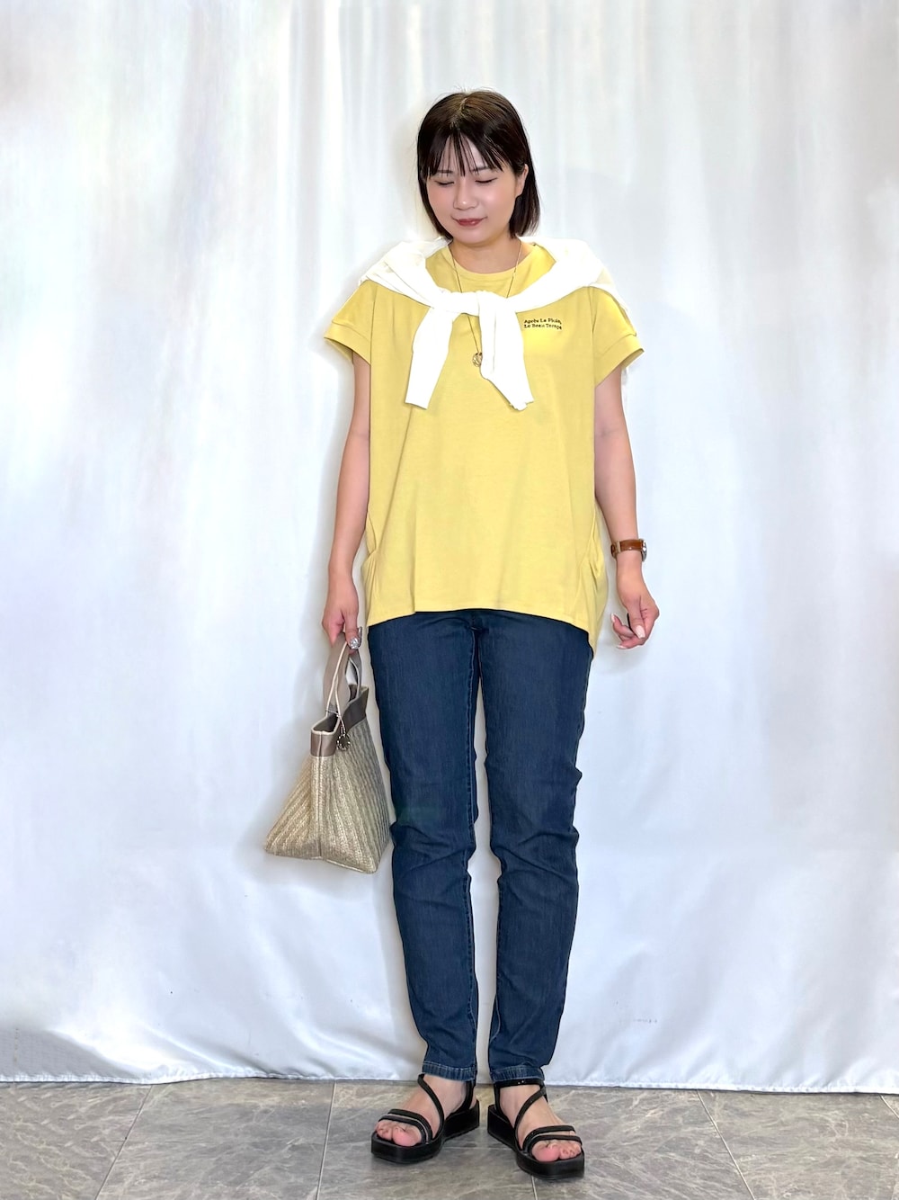 ホワイト系のカーディガン/ボレロ、イエロー系のTシャツ/カットソー、ブルー系のデニムパンツを着用したレディースの夏コーディネートの1枚目の写真