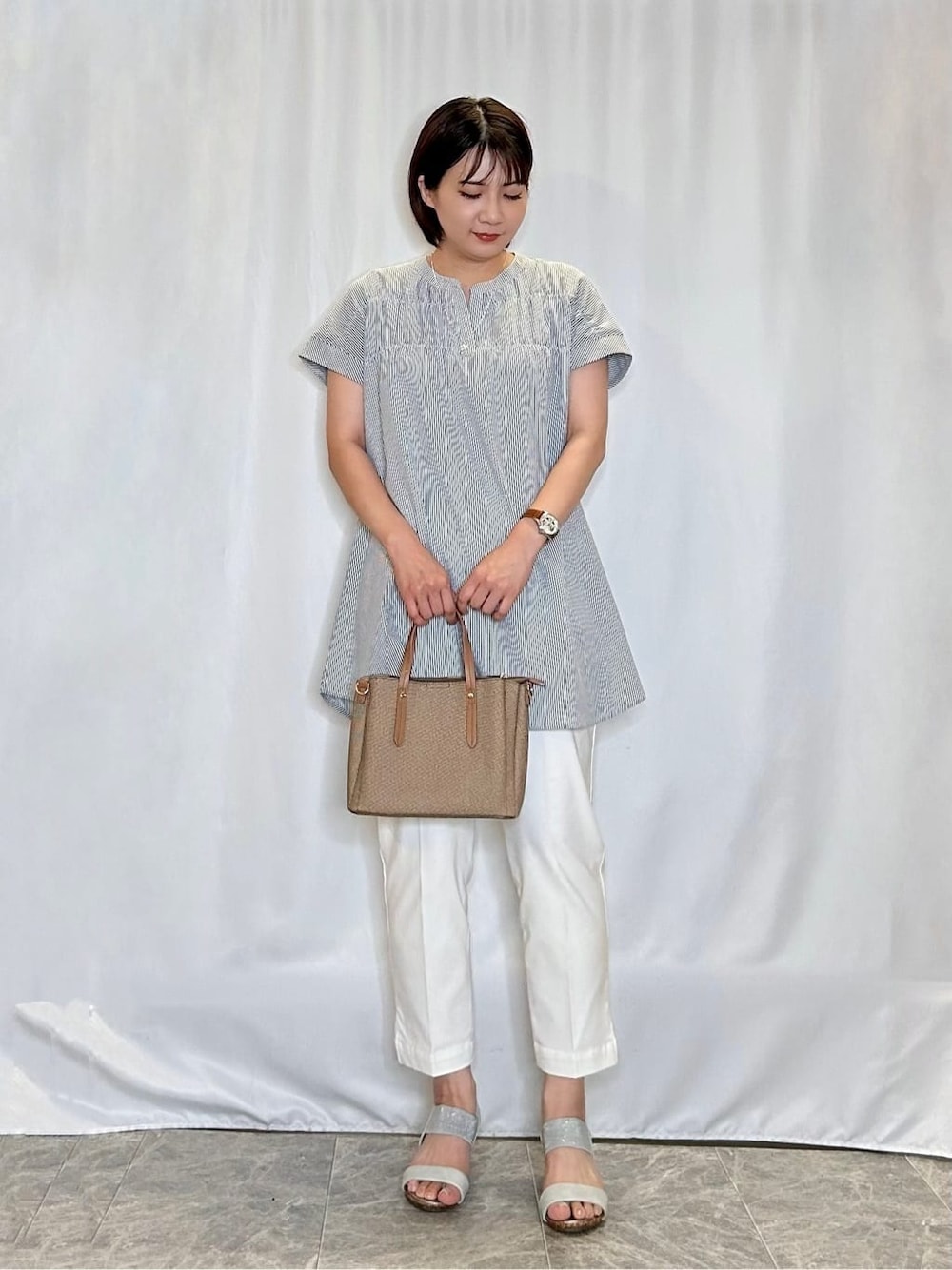 ブルー系のチュニック、ホワイト系のその他パンツ、シルバー系のサンダルを着用したレディースの夏コーディネートの1枚目の写真