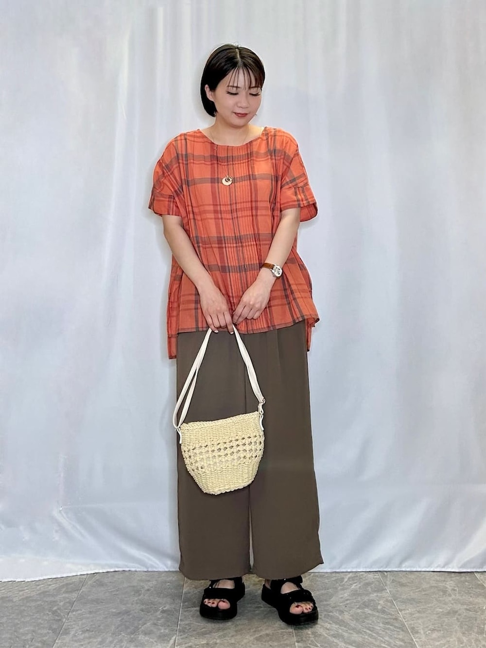 オレンジ系のシャツ/ブラウス、ブラウン系のその他パンツ、ブラック系のサンダルを着用したレディースの夏コーディネートの1枚目の写真