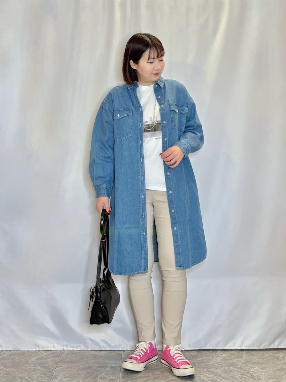 ブルー系のワンピース、ホワイト系のTシャツ/カットソー、ベージュ系のその他パンツを着用したレディースの冬コーディネートの1枚目の写真