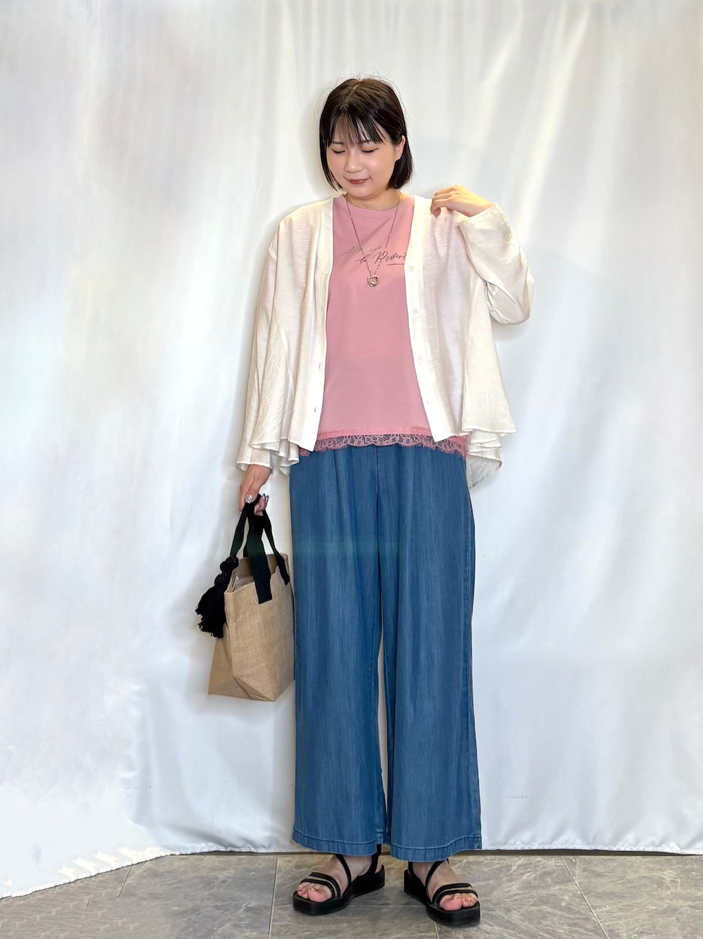 ホワイト系のカーディガン/ボレロ、ピンク系のTシャツ/カットソー、ブルー系のその他パンツを着用したレディースの夏コーディネートの1枚目の写真