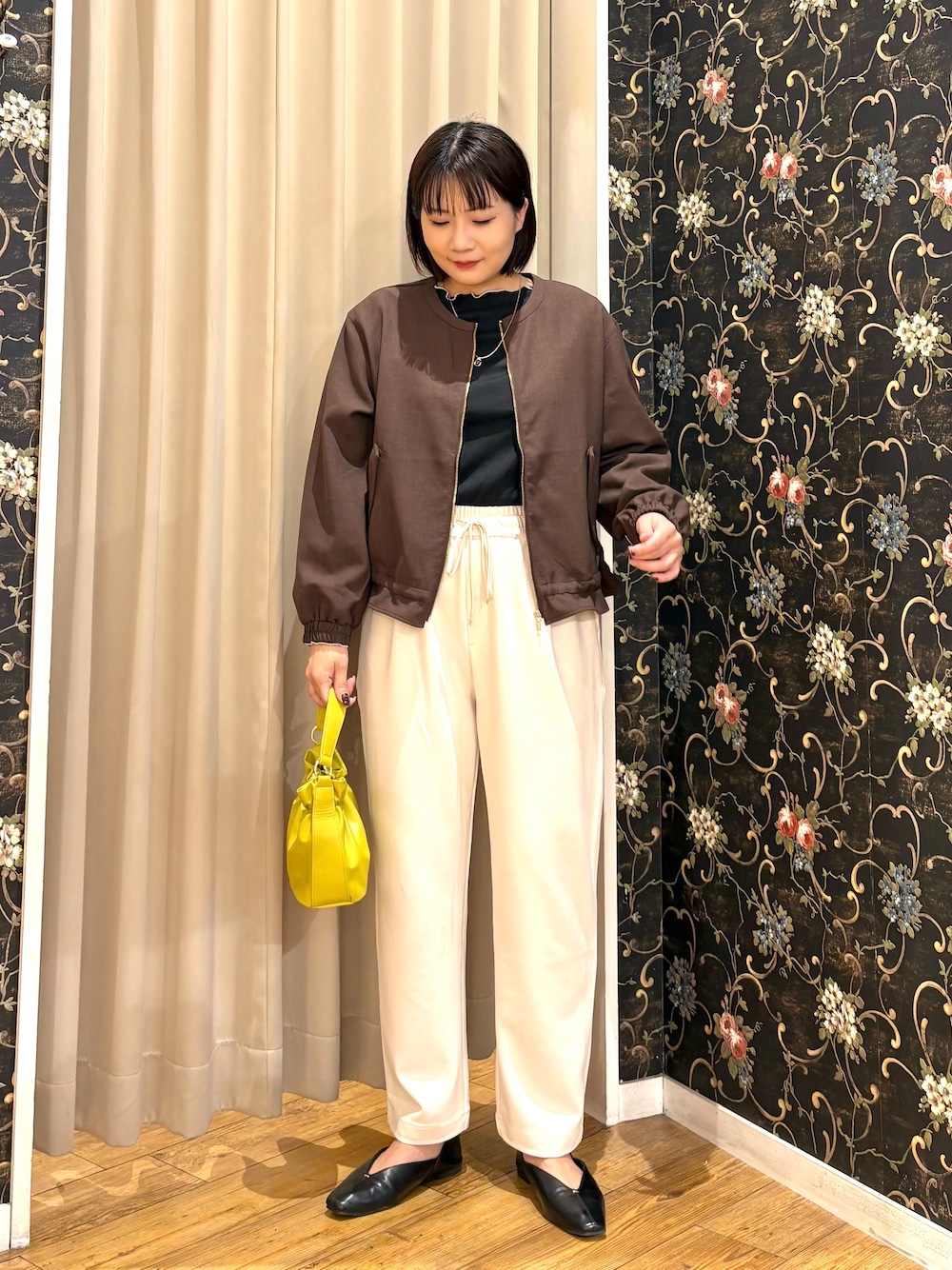 ブラウン系のブルゾン、ブラック系のTシャツ/カットソー、ホワイト系のその他パンツを着用したレディースの秋コーディネートの1枚目の写真