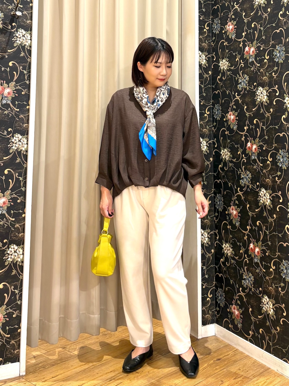 ホワイト系のその他パンツ、イエロー系のショルダーバッグを着用したレディースの秋コーディネートの1枚目の写真