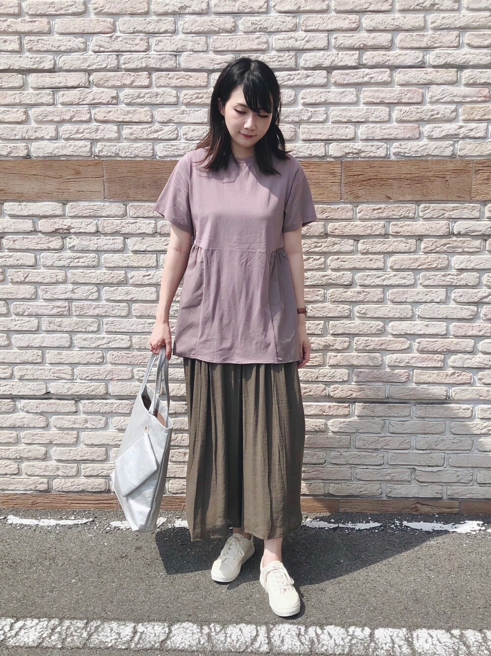 パープル系のTシャツ/カットソー、グリーン系のその他パンツ、ベージュ系のスニーカーを着用したレディースの秋コーディネートの1枚目の写真