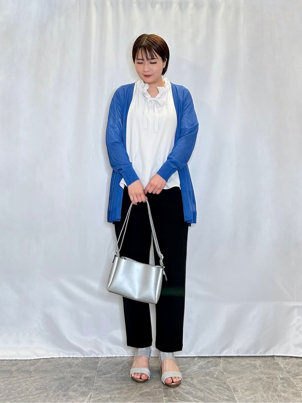 ブルー系のカーディガン/ボレロ、ベージュ系のシャツ/ブラウス、ブラック系のその他パンツを着用したレディースの春コーディネートの1枚目の写真