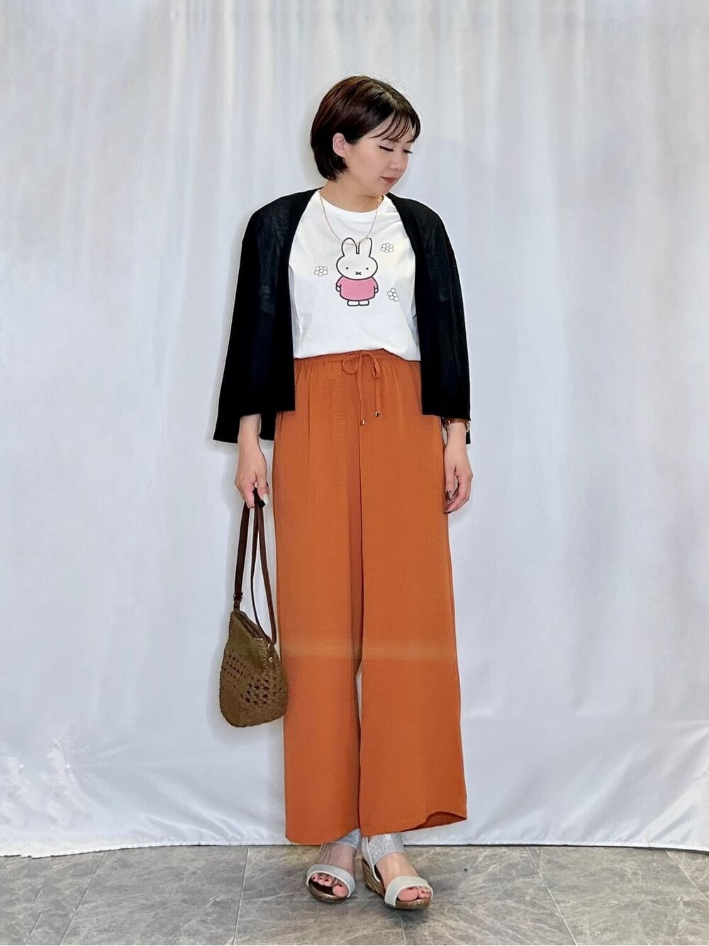 ブラック系のカーディガン/ボレロ、ホワイト系のTシャツ/カットソー、オレンジ系のその他パンツを着用したレディースの夏コーディネートの1枚目の写真