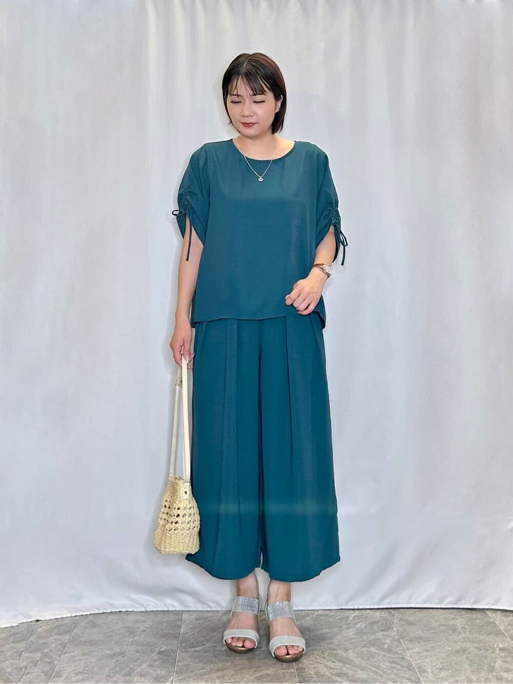 ブルー系のシャツ/ブラウス、ブルー系のその他パンツ、シルバー系のサンダルを着用したレディースの夏コーディネートの1枚目の写真