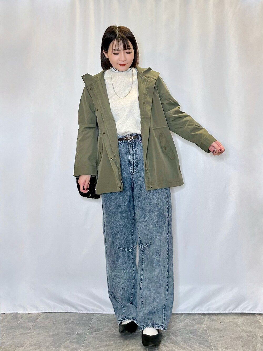 ブルー系のその他パンツ、ブラック系のパンプス、ブラック系のショルダーバッグを着用したレディースの冬コーディネートの1枚目の写真