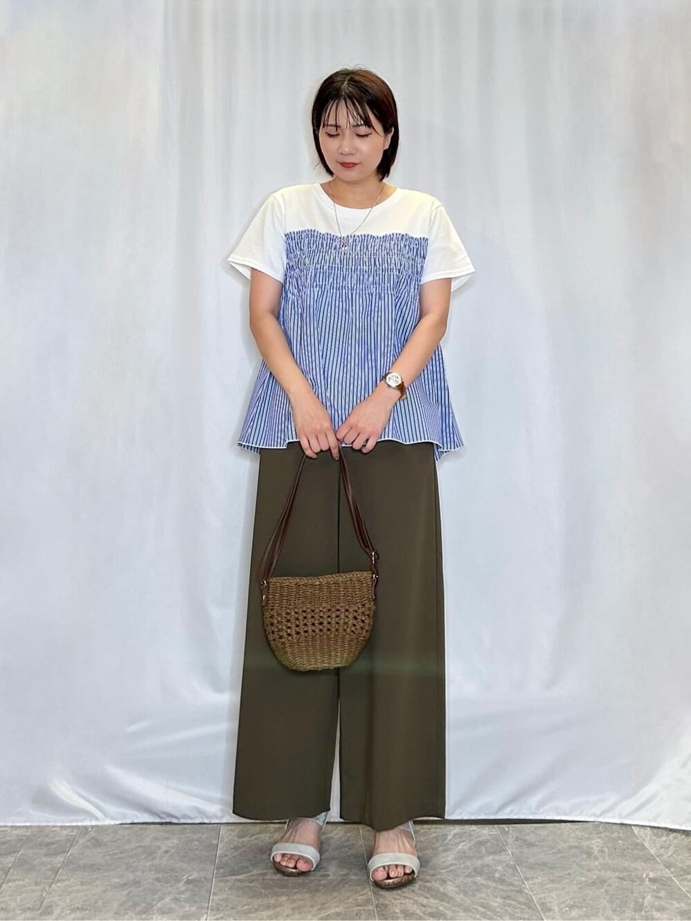 ホワイト系のTシャツ/カットソー、グリーン系のその他パンツ、シルバー系のサンダルを着用したレディースの夏コーディネートの1枚目の写真