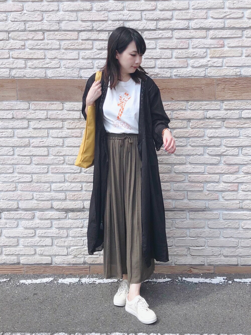 ブラック系のワンピース、グリーン系のその他パンツ、ベージュ系のスニーカーを着用したレディースの夏コーディネートの1枚目の写真