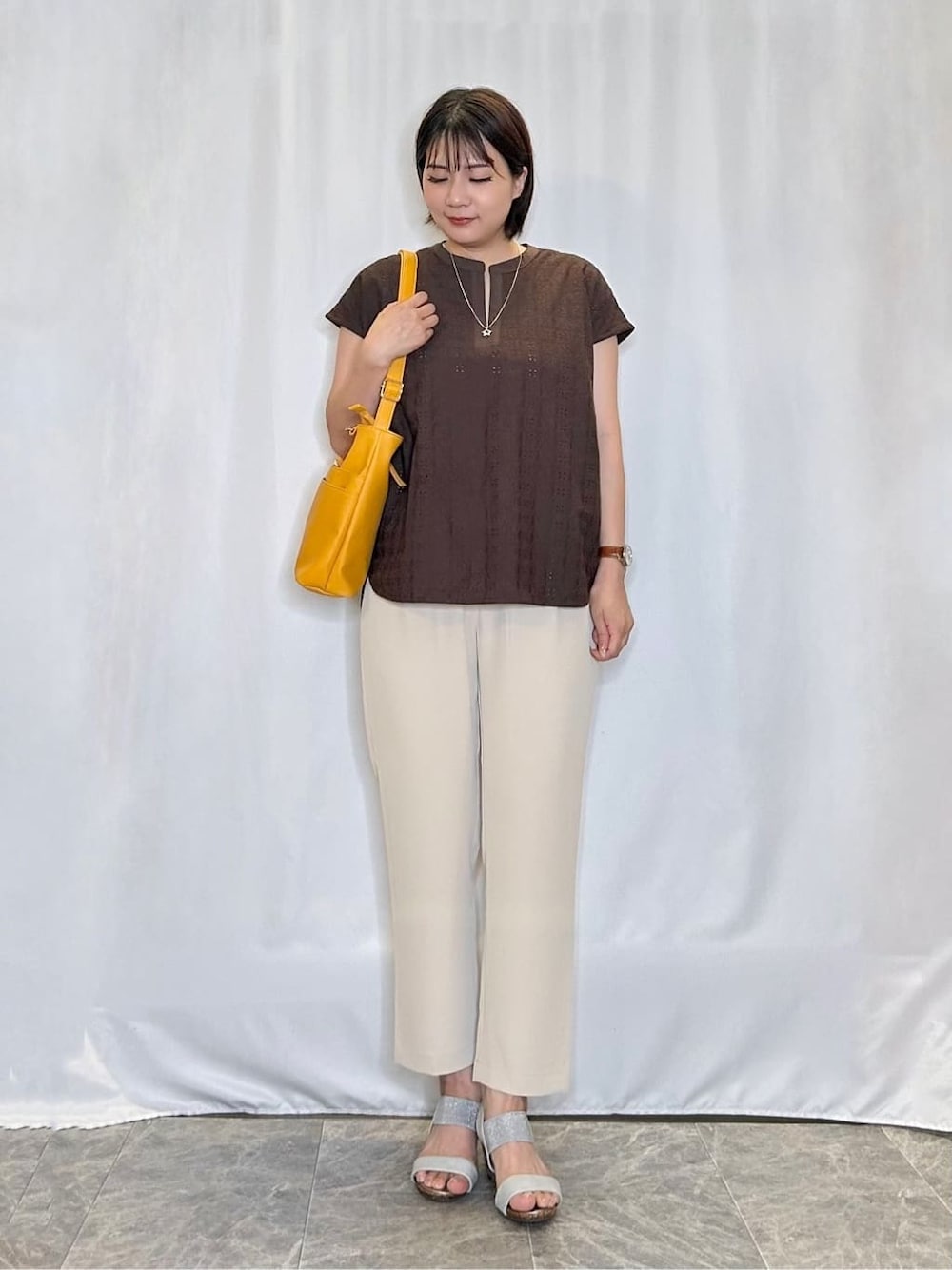 ブラウン系のTシャツ/カットソー、ベージュ系のその他パンツ、シルバー系のサンダルを着用したレディースの夏コーディネートの1枚目の写真