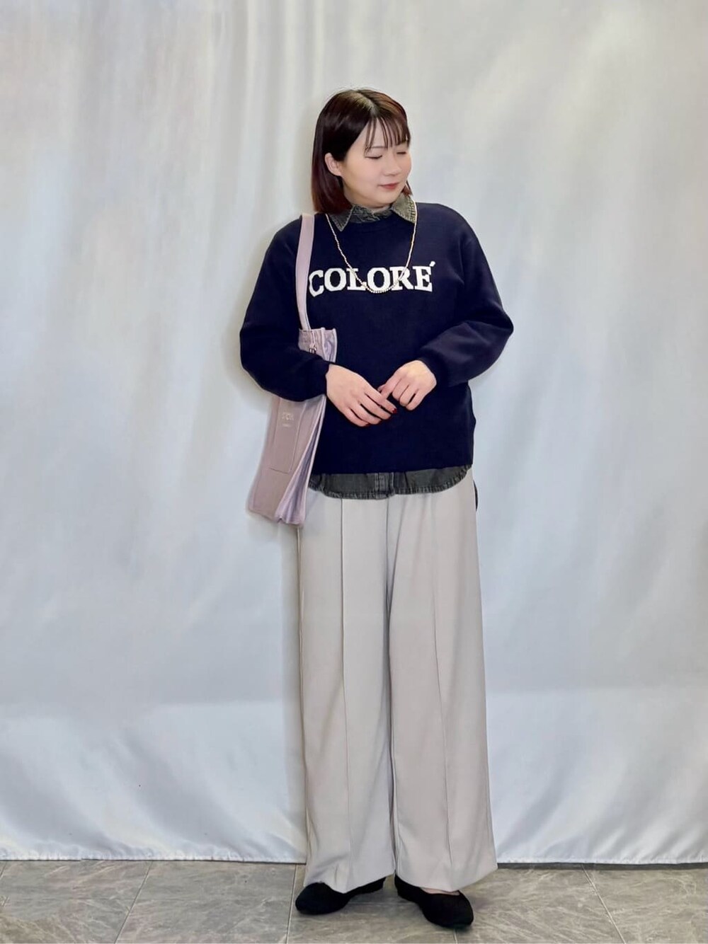 ブルー系のニット/セーター、ブラック系のシャツ/ブラウス、ベージュ系のその他パンツを着用したレディースの冬コーディネートの1枚目の写真