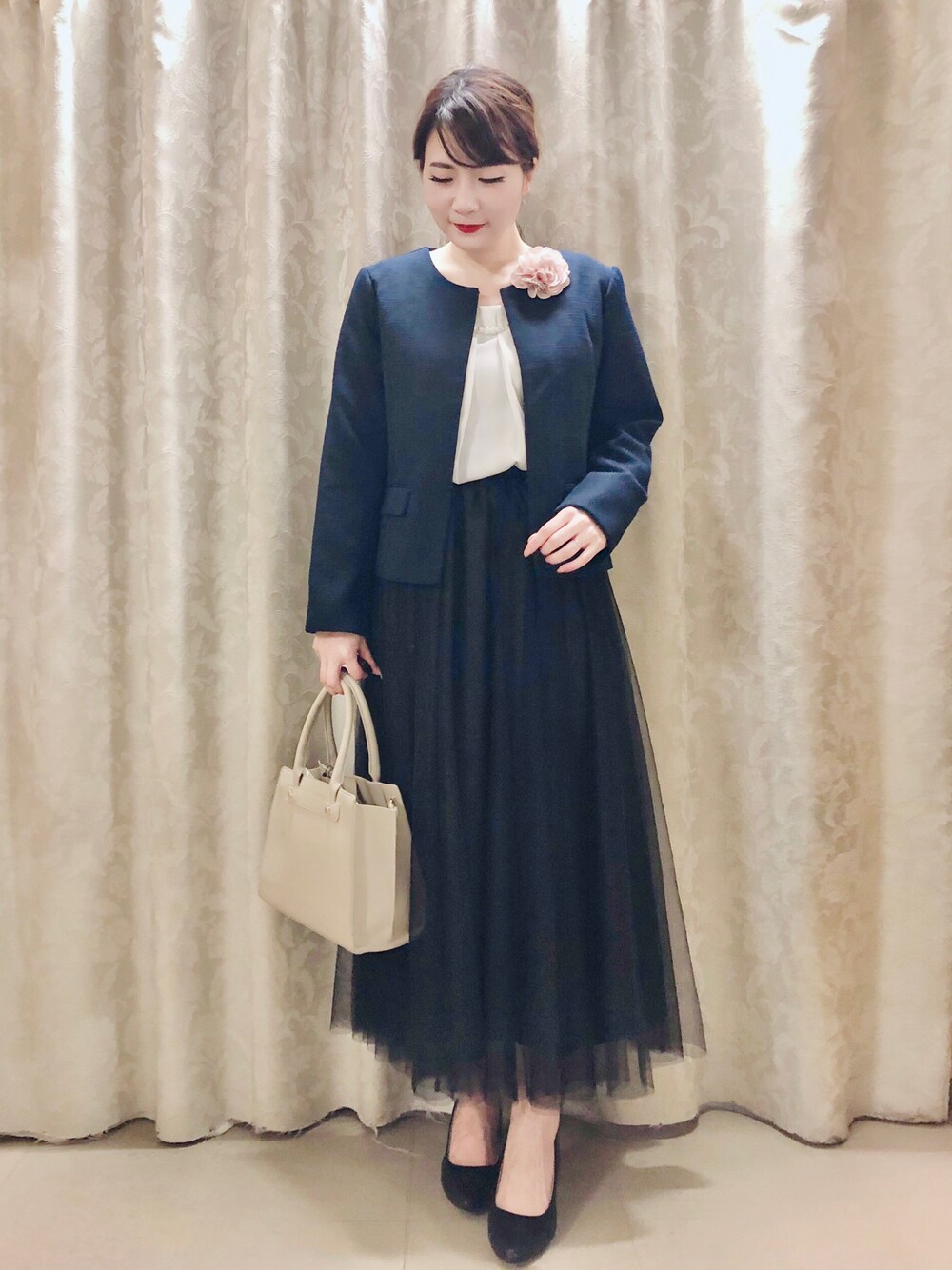ブルー系のノーカラージャケット、ホワイト系のシャツ/ブラウス、ブラック系のパンプスを着用したレディースの春コーディネートの1枚目の写真