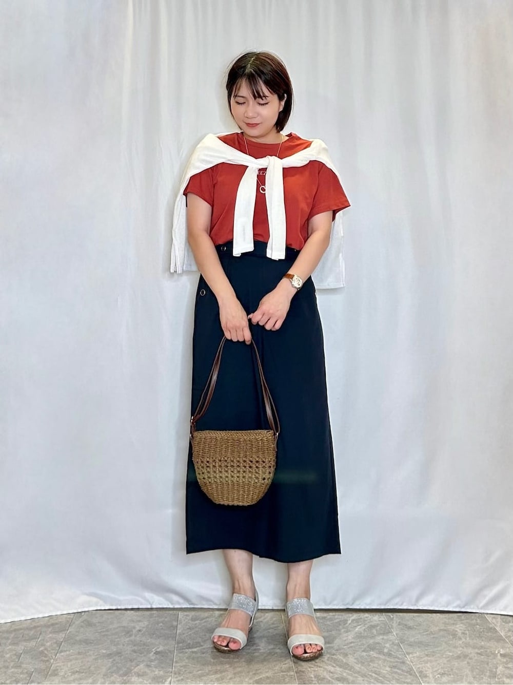 ホワイト系のカーディガン/ボレロ、レッド系のTシャツ/カットソー、ブルー系のその他パンツを着用したレディースの夏コーディネートの1枚目の写真