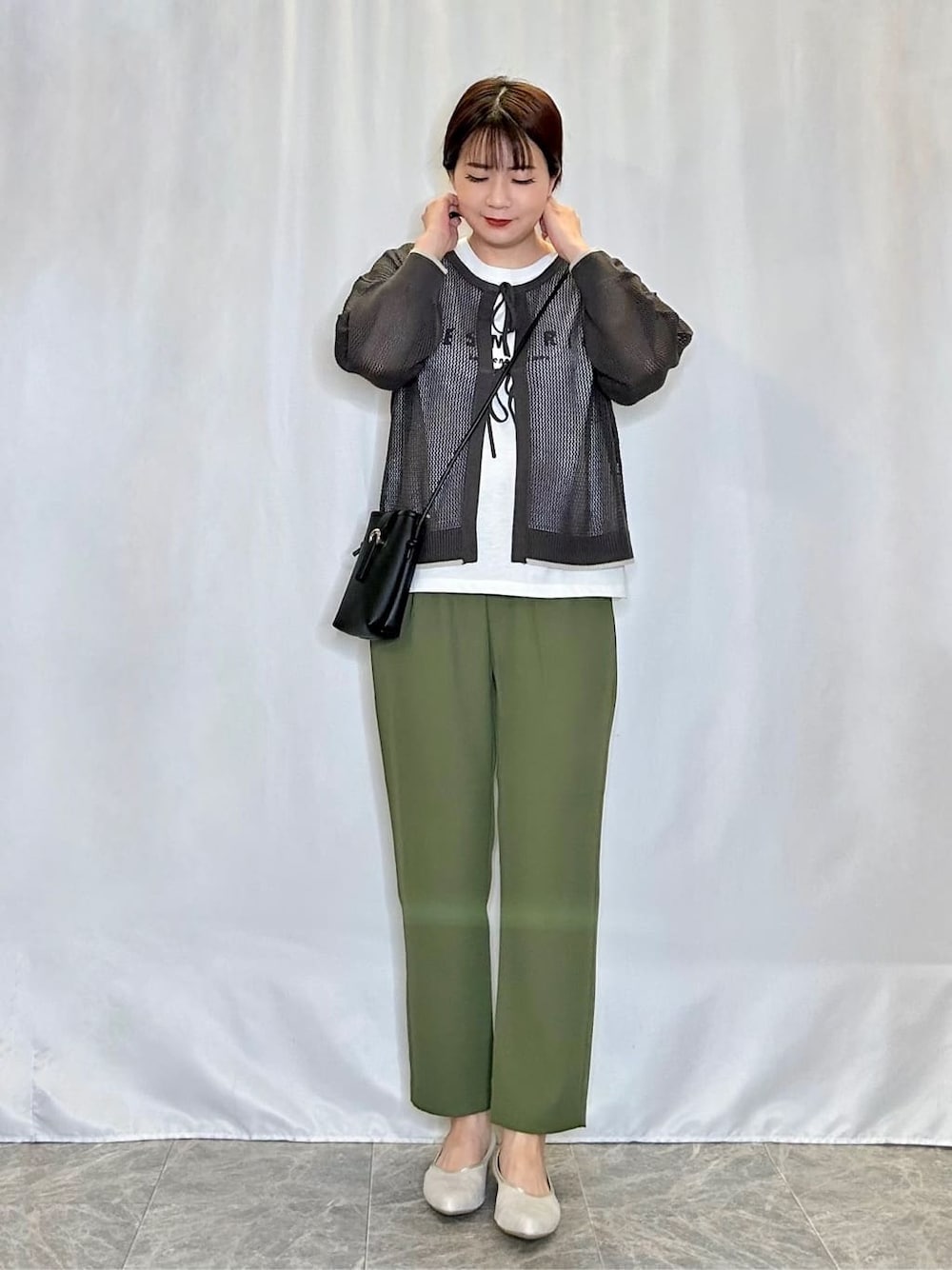 グレー系のその他トップス、グリーン系のその他パンツ、ゴールド系のその他シューズを着用したレディースの春コーディネートの1枚目の写真