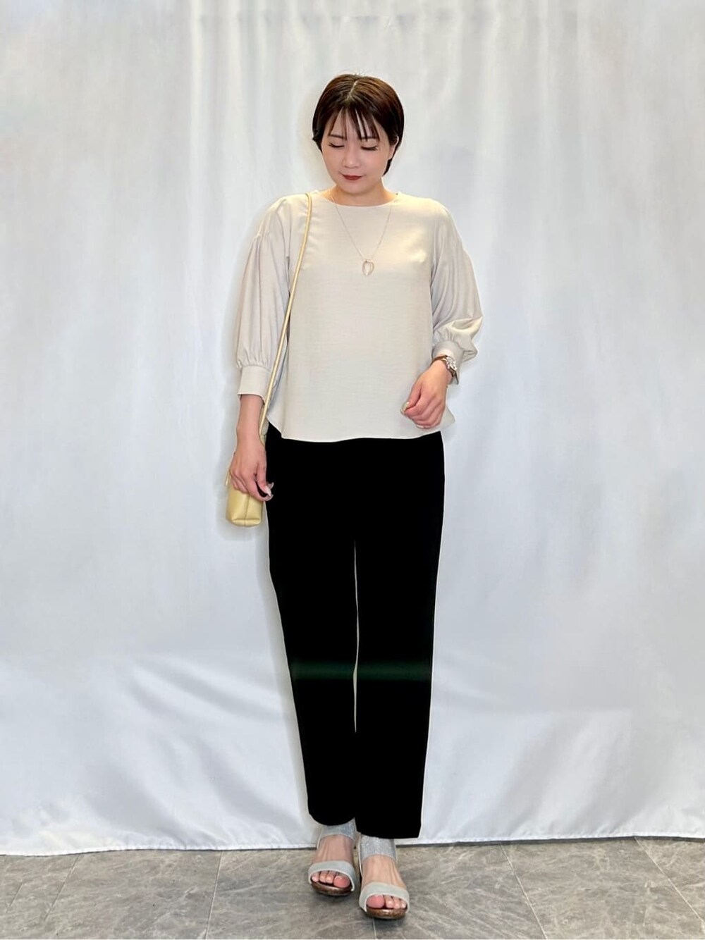 ベージュ系のシャツ/ブラウス、ブラック系のその他パンツ、シルバー系のサンダルを着用したレディースの春コーディネートの1枚目の写真