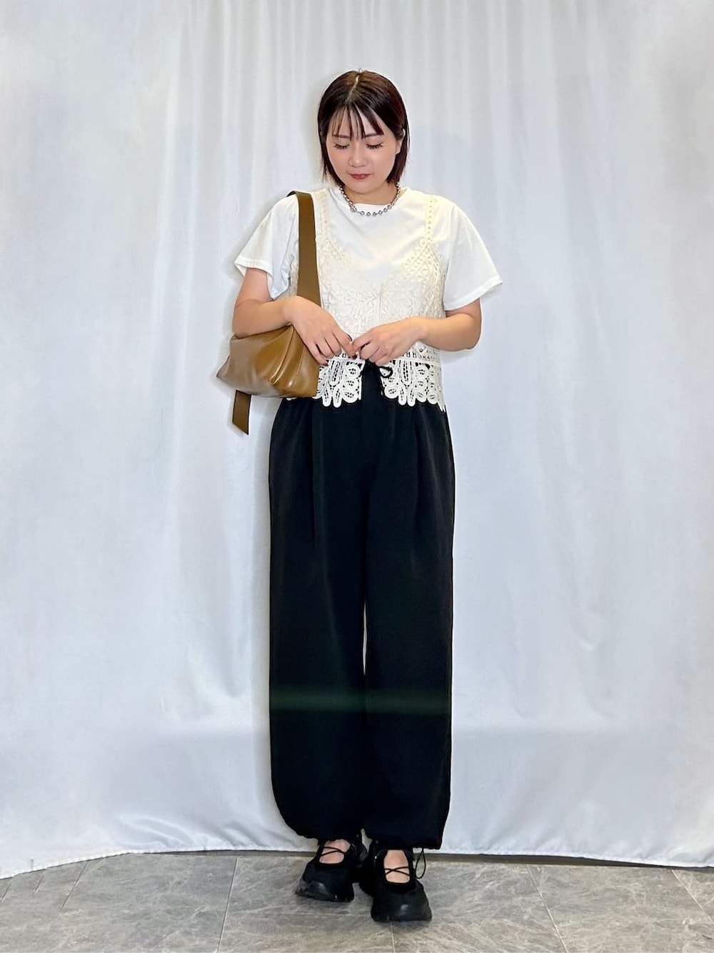 ホワイト系のその他トップス、ブラック系のその他パンツ、ブラック系のスニーカーを着用したレディースの秋コーディネートの1枚目の写真