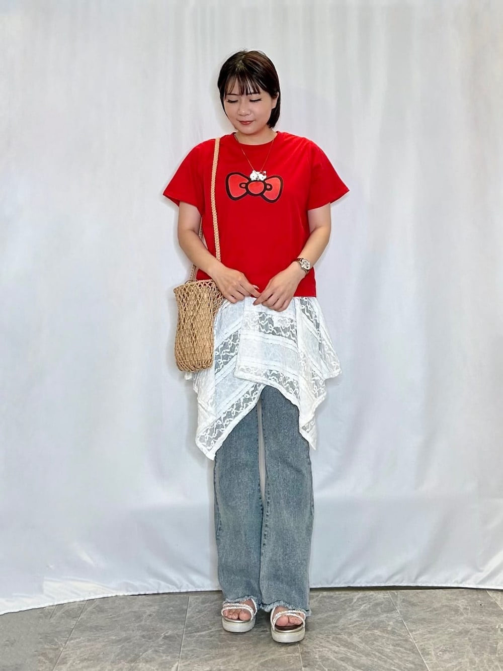 レッド系のTシャツ/カットソー、ホワイト系のタンクトップ、ブルー系のデニムパンツを着用したレディースの夏コーディネートの1枚目の写真