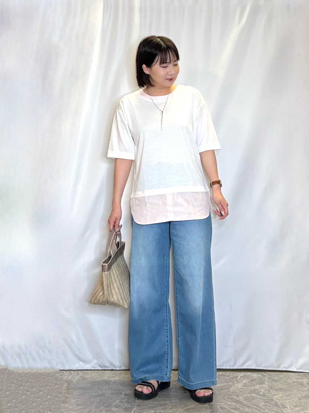 ホワイト系のTシャツ/カットソー、ブルー系のその他パンツ、ブラック系のサンダルを着用したレディースの夏コーディネートの1枚目の写真