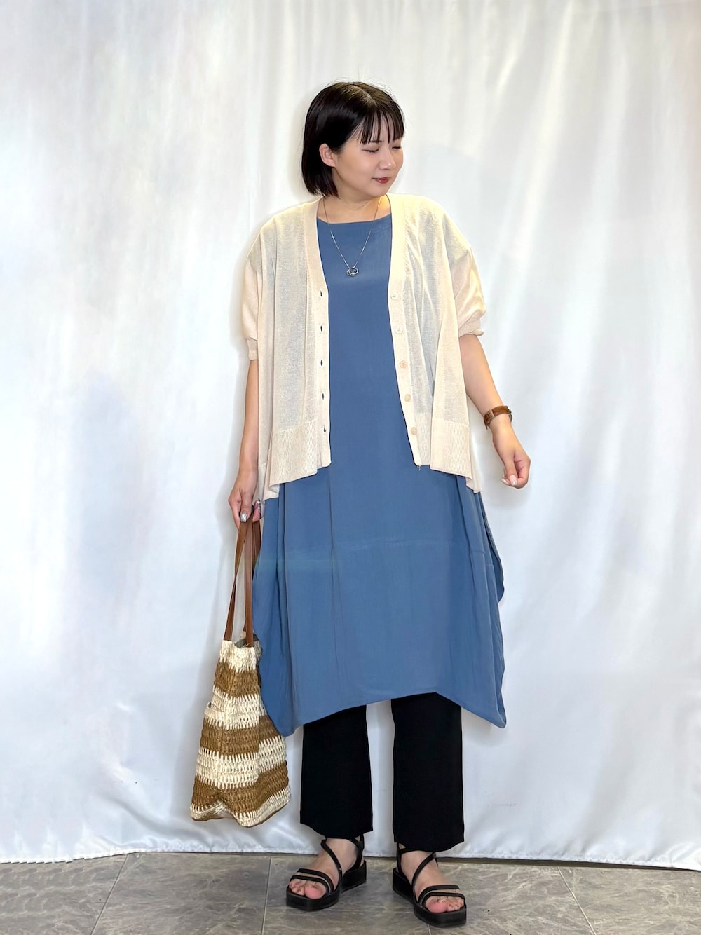 ホワイト系のカーディガン/ボレロ、ブルー系のワンピース、ブラック系のその他パンツを着用したレディースの夏コーディネートの1枚目の写真