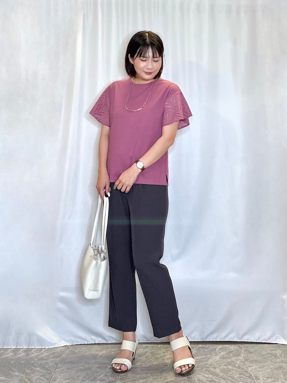 ピンク系のTシャツ/カットソー、グレー系のその他パンツ、ホワイト系のサンダルを着用したレディースの夏コーディネートの1枚目の写真