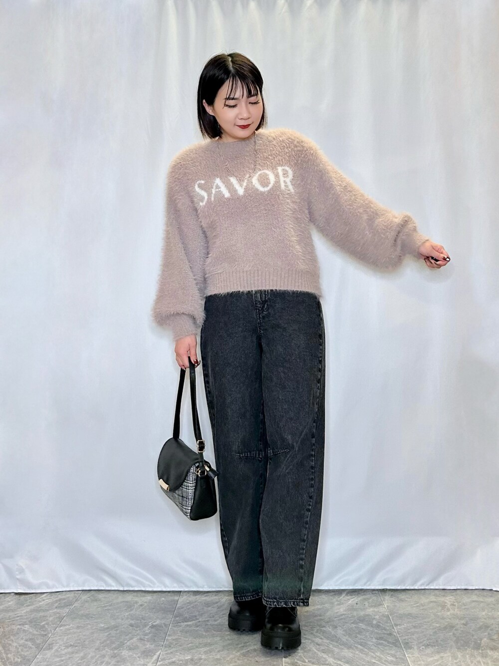 ブラック系のブーツ、ブラック系のその他パンツ、ブラウン系のニット/セーターを着用したレディースの冬コーディネートの1枚目の写真
