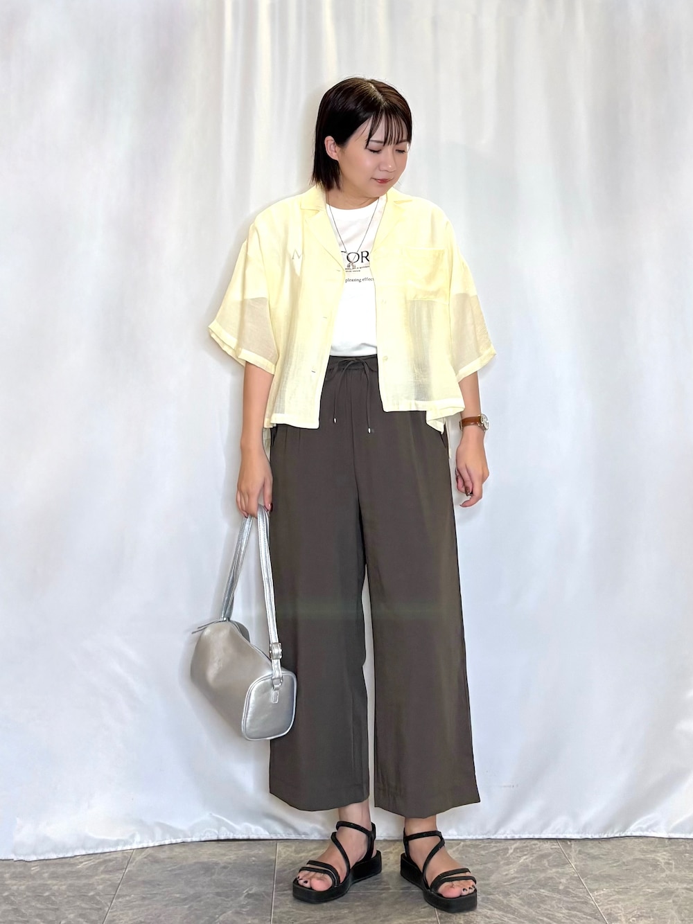イエロー系のシャツ/ブラウス、ホワイト系のTシャツ/カットソー、ブラウン系のその他パンツを着用したレディースの夏コーディネートの1枚目の写真